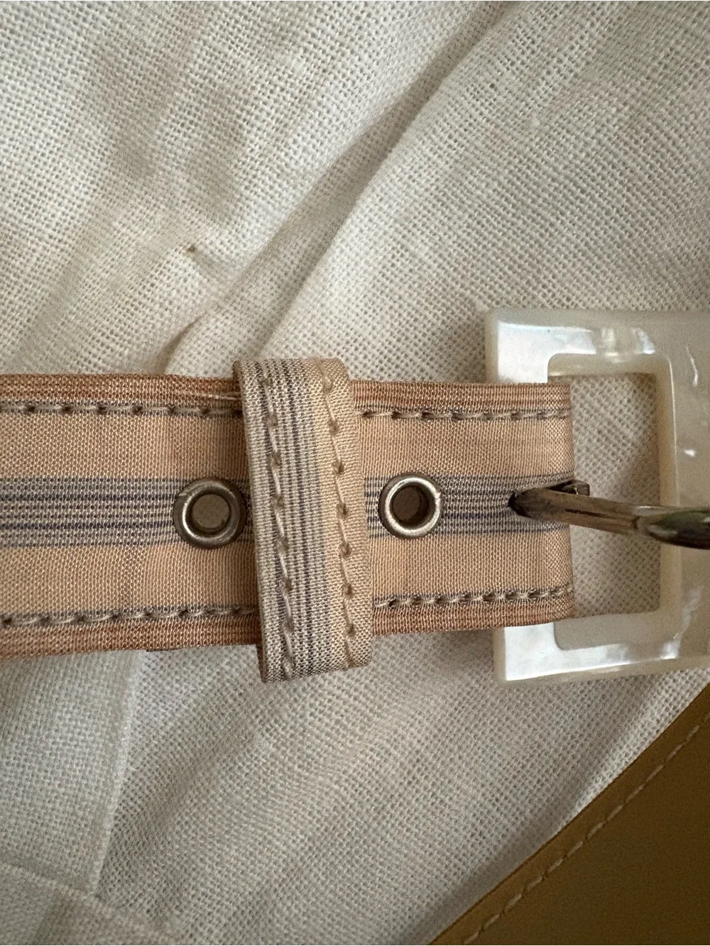 Vintage Neutral Tan Slim Leather Belt with Contrasting Stitching Large